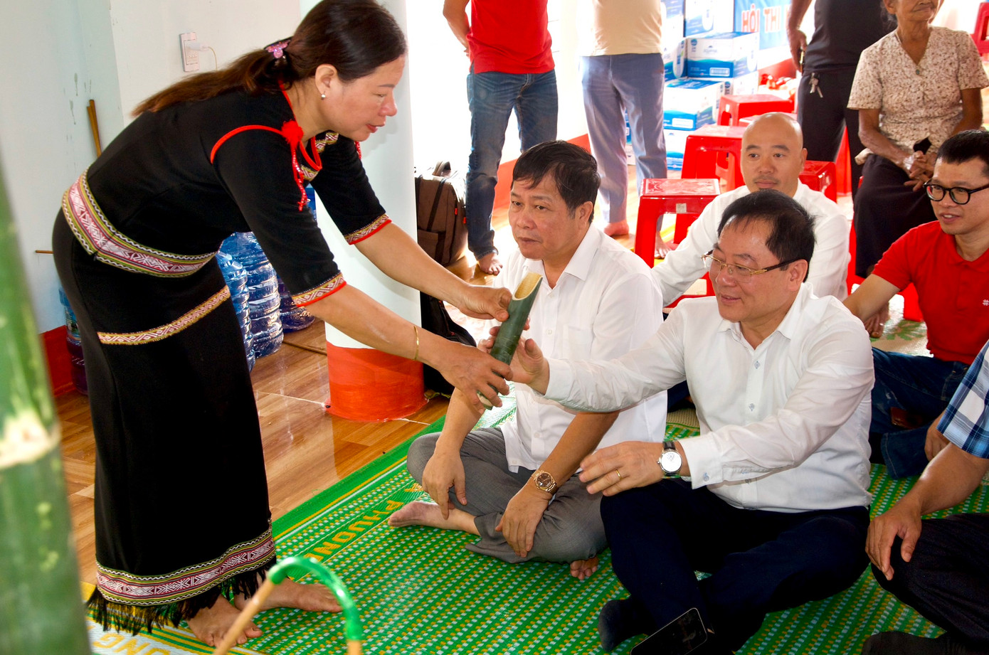 Bà Ra Lan H'Tưởng, Trưởng buôn Kđoh mời rượu nhà báo Lê Xuân Sơn - Tổng Biên tập báo Tiền Phong