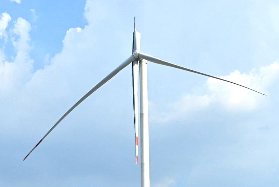 Một cánh quạt tua bin tháp gió của dự án Nhà máy điện gió Ia Le 1 ở huyện Chư Pưh, Gia Lai bị gãy