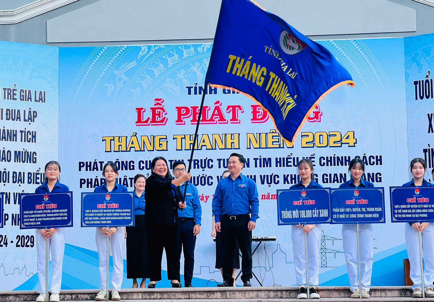 Chị Hà Thị Giang Thảo (bên trái) và anh Đỗ Duy Nam - Phó Bí thư Tỉnh Đoàn Gia Lai phát động Tháng Thanh niên năm 2024 Chị Hà Thị Giang Thảo (bên trái) và anh Đỗ Duy Nam - Phó Bí thư Tỉnh Đoàn Gia Lai phát động Tháng Thanh niên năm 2024