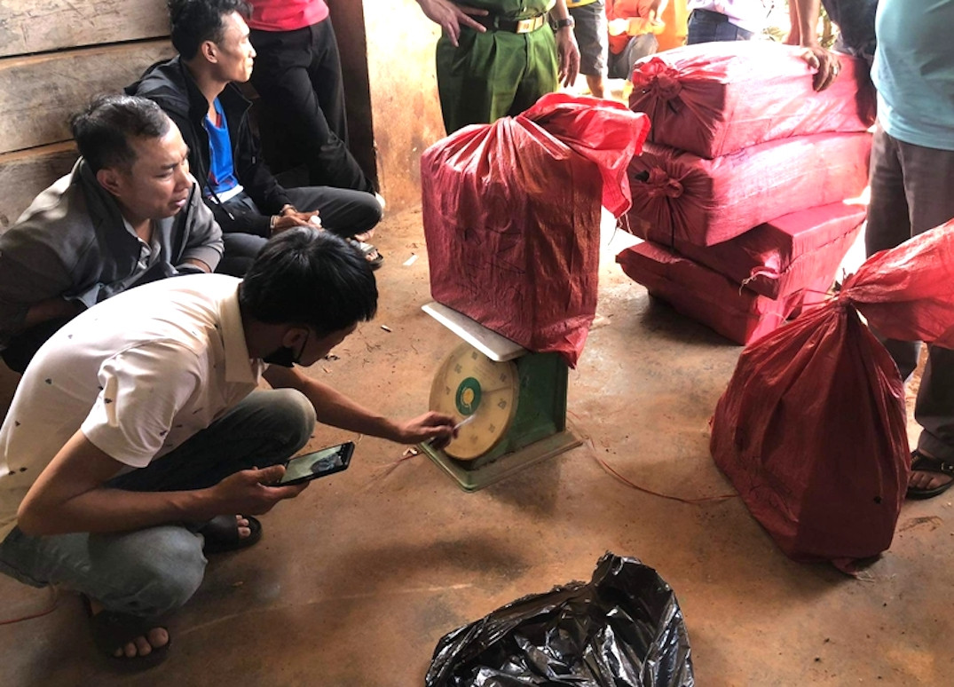 Công an kiểm đếm số lượng pháo trong vụ án