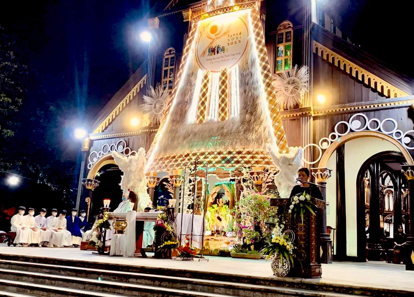 Lễ giáng sinh được tổ chức trang nghiêm dưới ánh đèn ấm áp