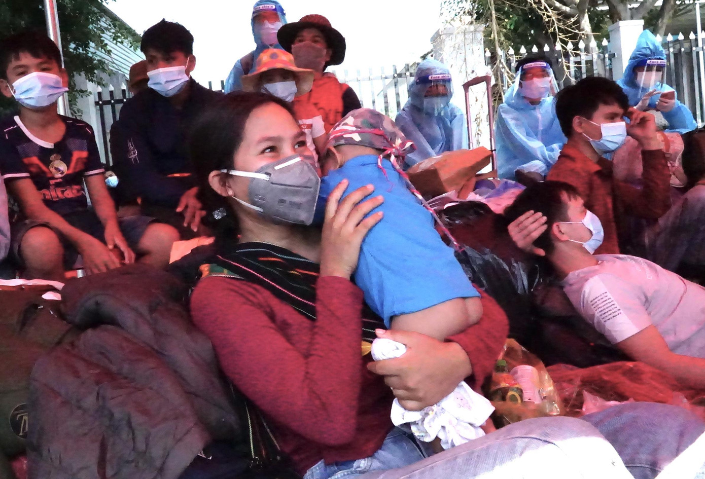 Chị Chíu bế con nhỏ 8 tháng tuổi vượt hơn 400Km để về nhà