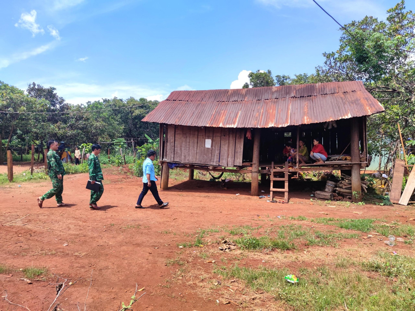 Bộ đội biên phòng đến nhà các nạn nhân ở làng Kloong hỏi thăm, động viên Bộ đội biên phòng đến nhà các nạn nhân ở làng Kloong hỏi thăm, động viên