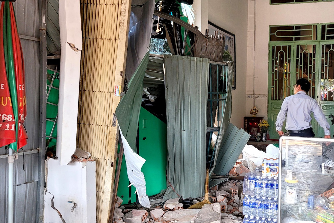 Đầu xe khách tông vào nhà dân Đầu xe khách tông vào nhà dân