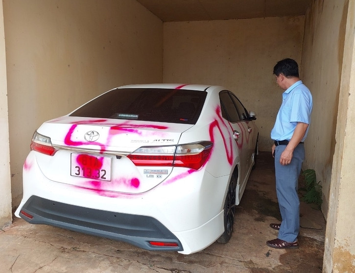 Xe ô tô bị xịt sơn đỏ gây tâm lý hoang mang cho bản thân ông Cường và nhân viên của trung tâm Xe ô tô bị xịt sơn đỏ gây tâm lý hoang mang cho bản thân ông Cường và nhân viên của trung tâm