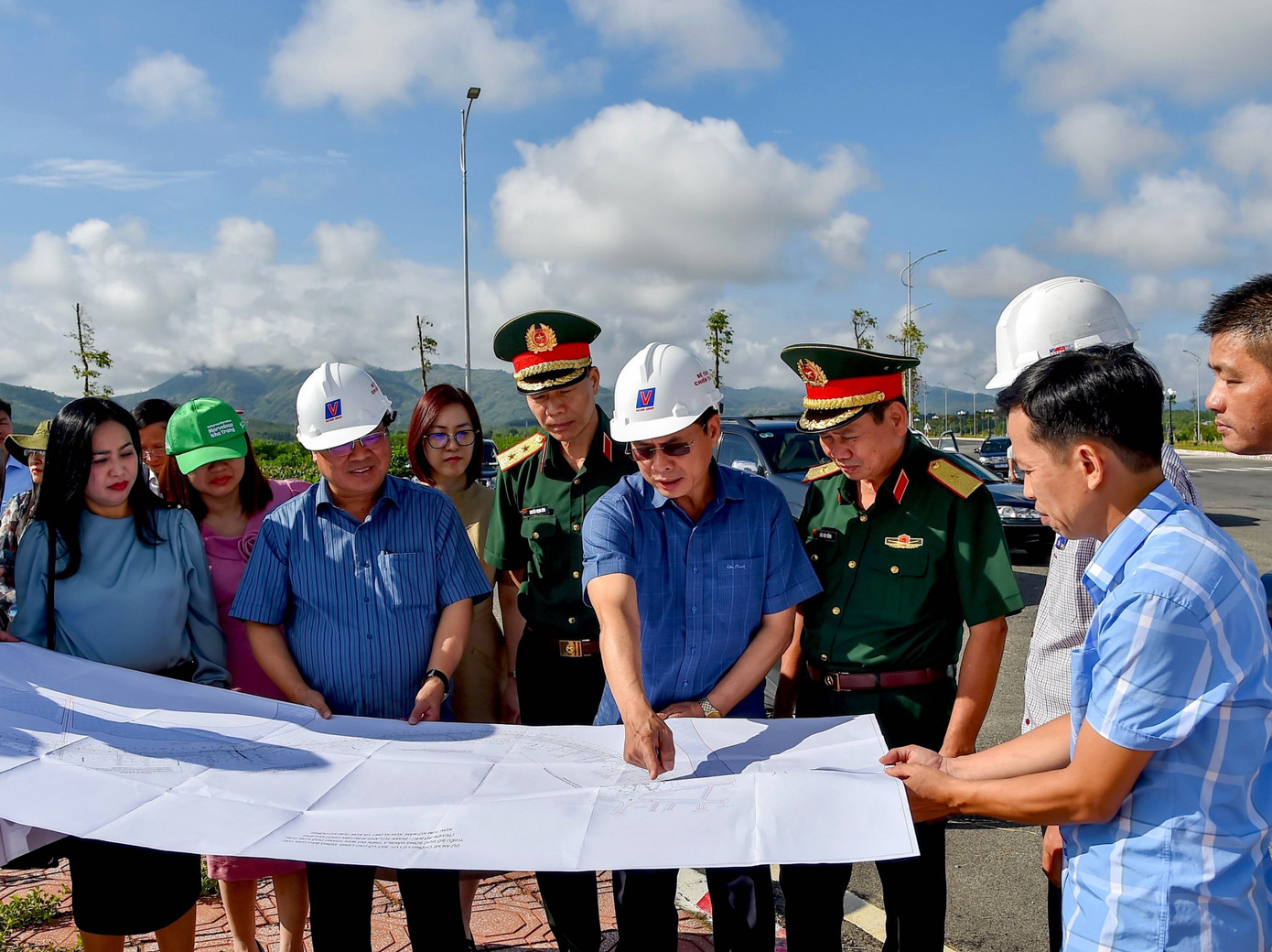 Bộ trưởng Ngoại giao Bùi Thanh Sơn cùng đoàn công tác khảo sát thực địa Dự án kè chống lũ lụt, sạt lở cho các làng đồng bào dân tộc thiểu số dọc sông Đăk Bla, TP.Kon Tum.