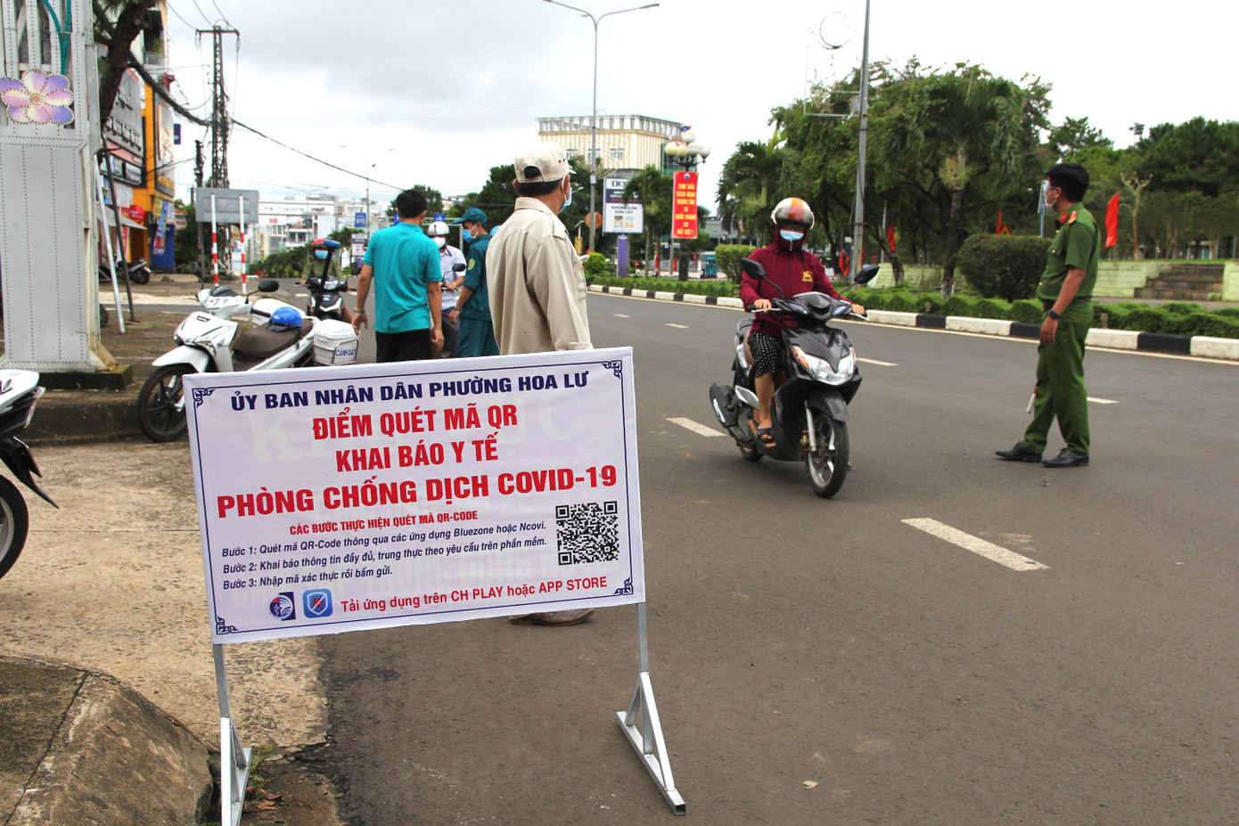 Lực lượng chức năng phường Hoa Lư lập điểm kiểm tra việc chấp hành biện pháp chống dịch theo Chỉ thị 16 của người dân
