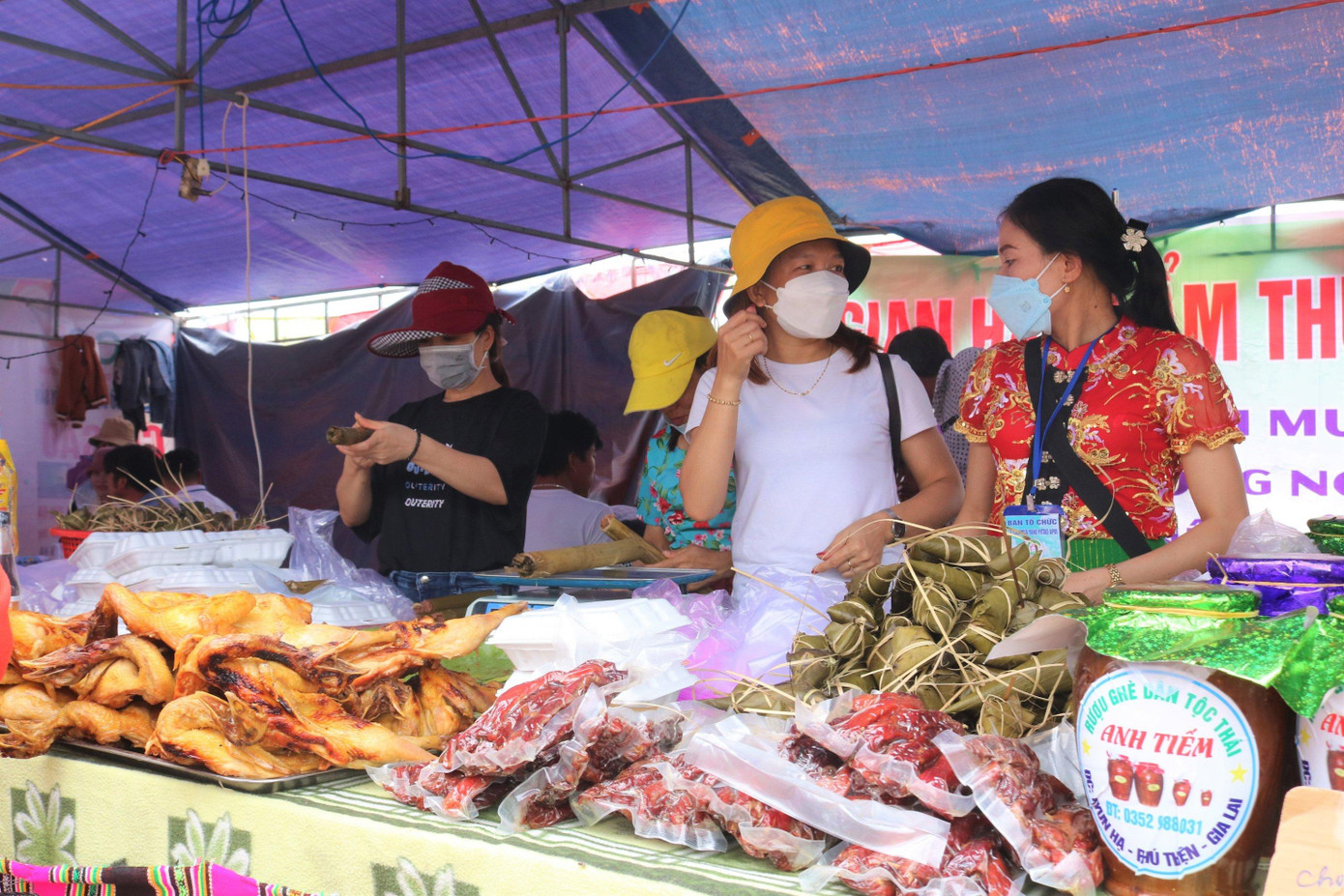 Các sản vật, món ăn đặc trưng của địa phương đa dạng được trưng bày tại 12 gian hàng giới thiệu, quảng bá sản phẩm, ẩm thực