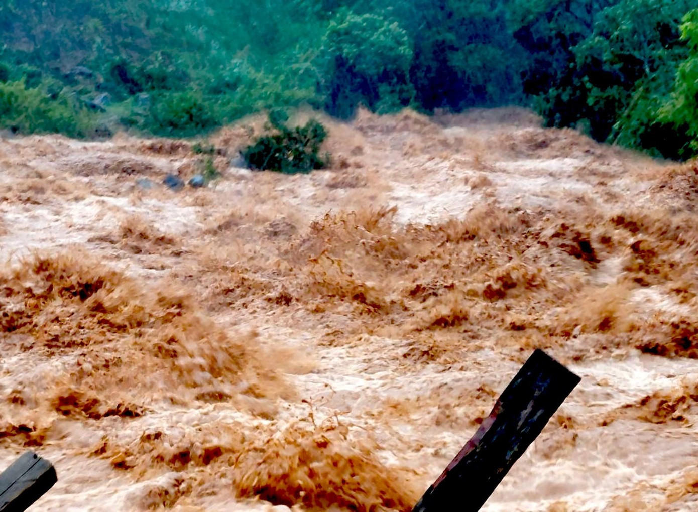 Chính quyền xã Măng Ri, huyện Tu Mơ Rông, tỉnh Kon Tum hỗ trợ người dân khắc phục sạt lở do bão. Chính quyền xã Măng Ri, huyện Tu Mơ Rông, tỉnh Kon Tum hỗ trợ người dân khắc phục sạt lở do bão.