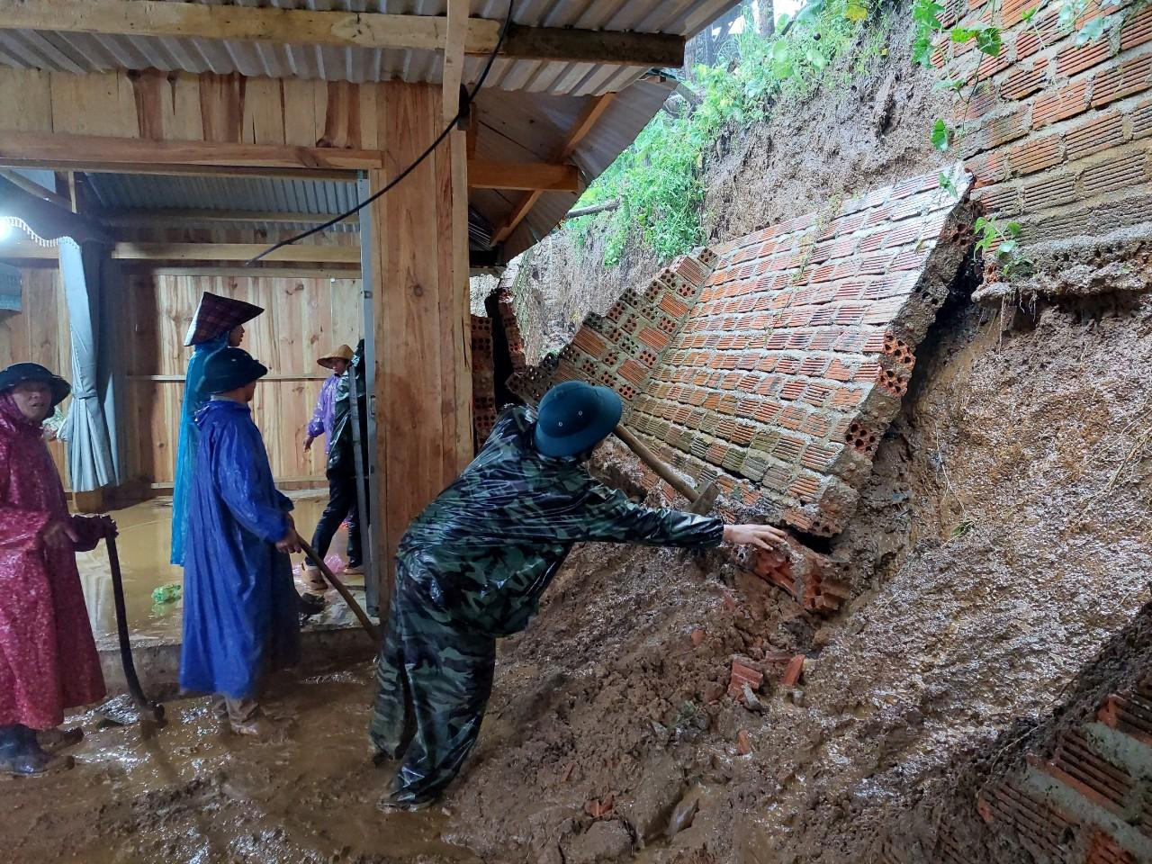 Chính quyền xã Măng Ri, huyện Tu Mơ Rông, tỉnh Kon Tum hỗ trợ người dân khắc phục sạt lở do bão. Chính quyền xã Măng Ri, huyện Tu Mơ Rông, tỉnh Kon Tum hỗ trợ người dân khắc phục sạt lở do bão.