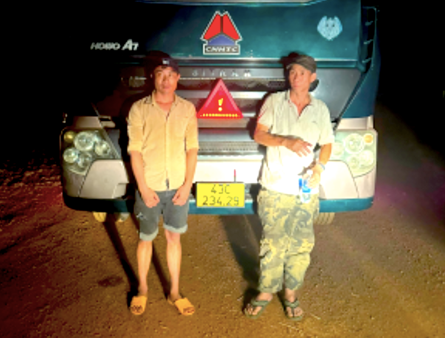 Dũng và Cường thời điểm bị Phòng Cảnh sát kinh tế bắt giữ, kiểm tra Dũng và Cường thời điểm bị Phòng Cảnh sát kinh tế bắt giữ, kiểm tra