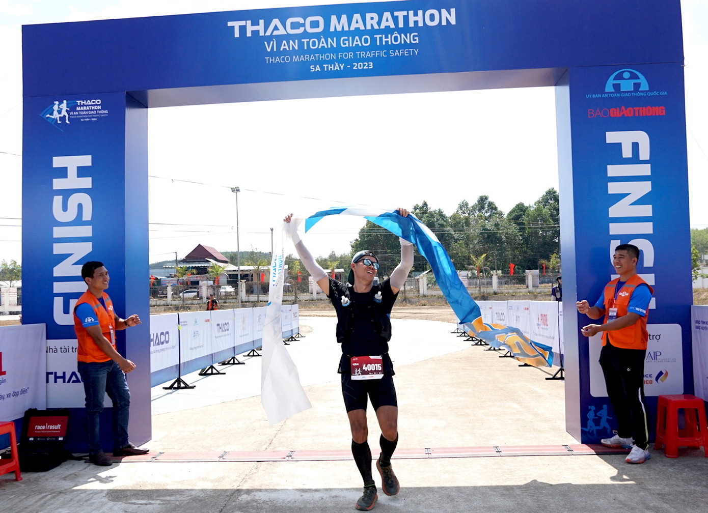 VĐV Nguyễn Huy Hoàng về đích đầu tiên ở nội dung 42km.