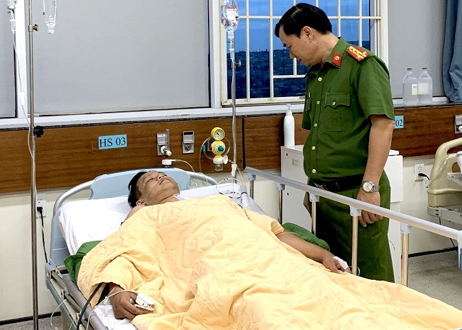 Đại tá Dương Văn Long đến thăm thiếu tá Nguyễn Văn Hưng khi điều trị ở bệnh viện Đại tá Dương Văn Long đến thăm thiếu tá Nguyễn Văn Hưng khi điều trị ở bệnh viện