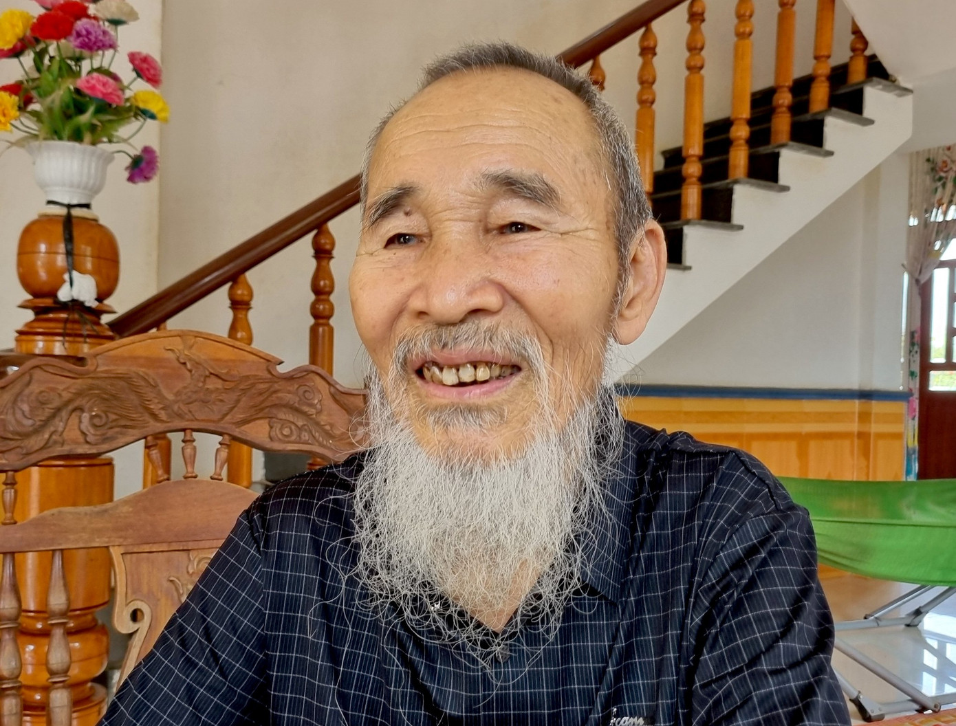 Ông Lê Xuân chia sẻ với phóng viên về con trai Lê Anh Tú Ông Lê Xuân chia sẻ với phóng viên về con trai Lê Anh Tú