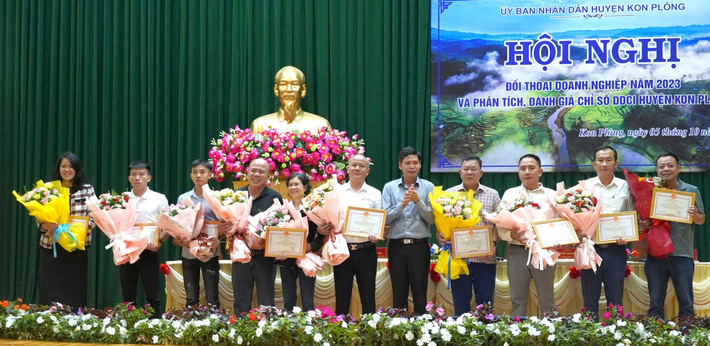 Ông Đặng Quang Hà trao tặng giấy khen cho 22 doanh nghiệp và 4 hộ gia đình có thành tích xuất sắc trong sản xuất, kinh doanh trên địa bàn huyện Kon Plông năm 2023.