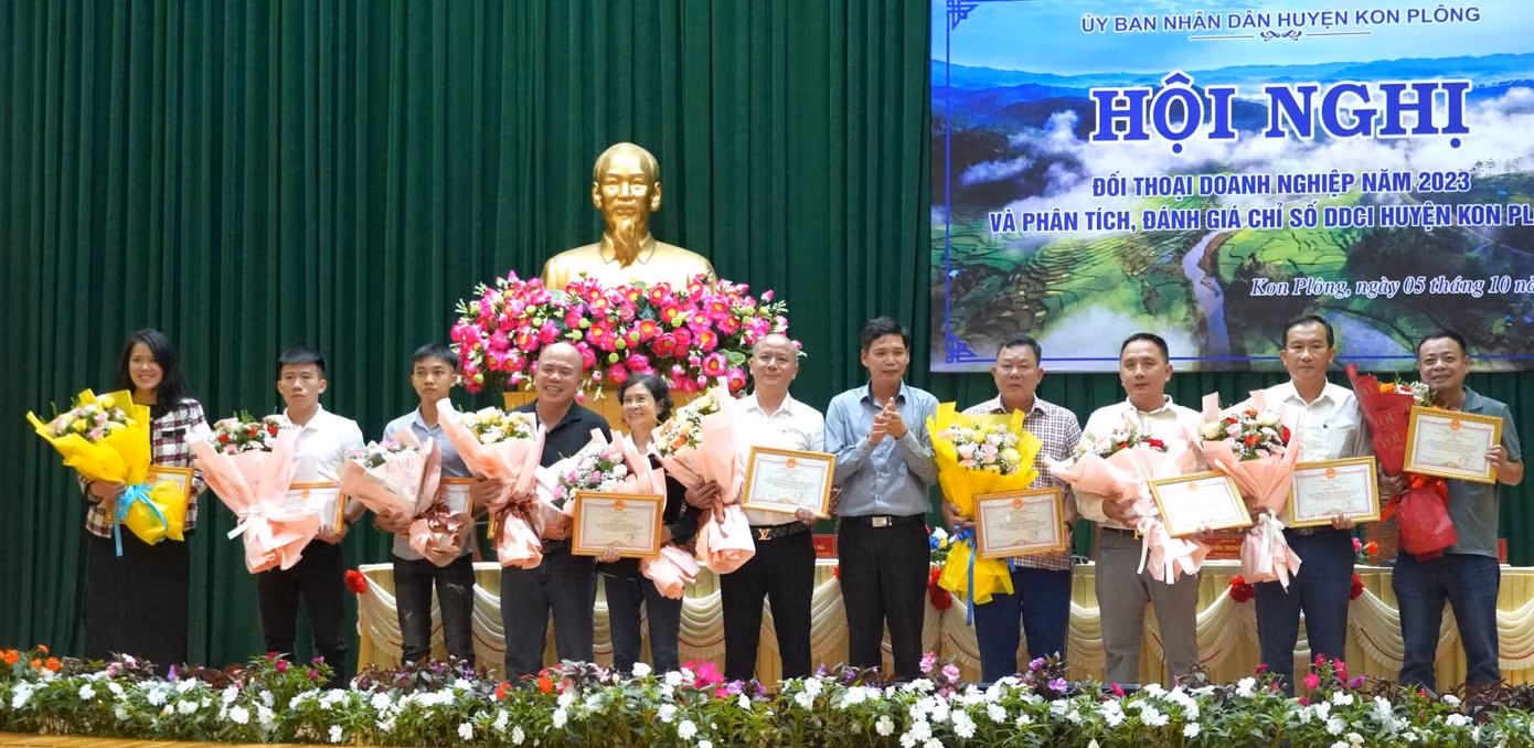 Ông Đặng Quang Hà trao tặng giấy khen cho 22 doanh nghiệp và 4 hộ gia đình có thành tích xuất sắc trong sản xuất, kinh doanh trên địa bàn huyện Kon Plông năm 2023.