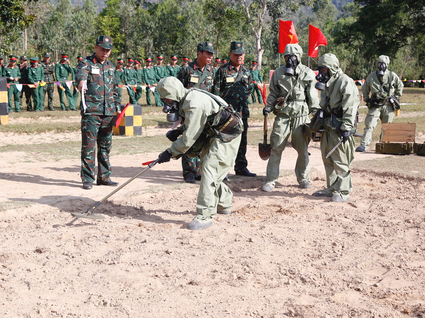 Lực lượng cứu hộ dò kim loại vụn