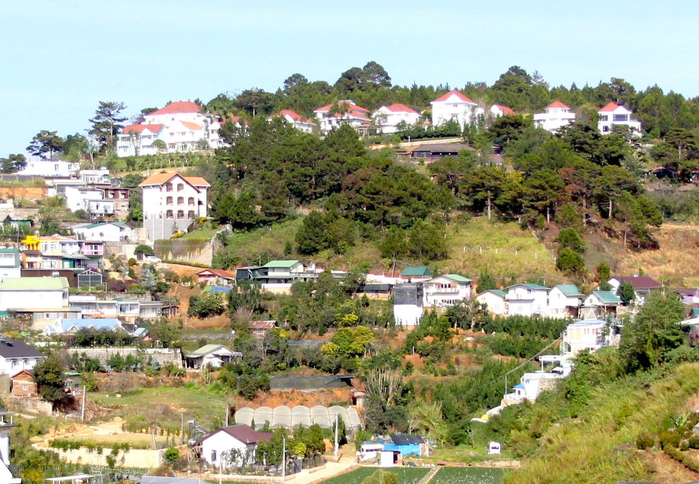 Xóm Bảo Đại cách trung tâm thành phố Đà Lạt chừng 6 cây số, nơi đây được ví như một thung lũng khổng lồ chứa cả trăm ngôi nhà