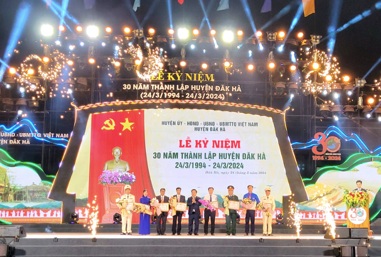 Chủ tịch UBND tỉnh Kon Tum Lê Ngọc Tuấn tặng bằng khen cho các cá nhân tiêu biểu của huyện