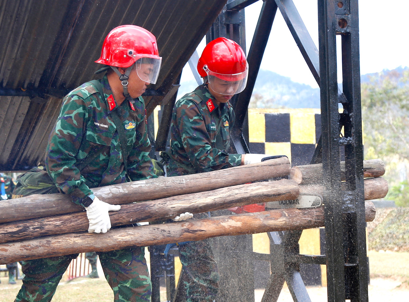 Dùng cưa máy cắt cánh cửa gỗ bị bịt kín