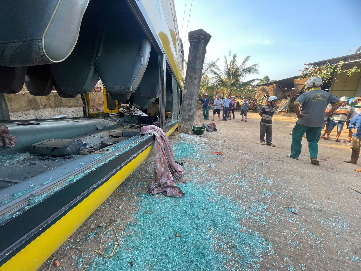 Xe khách bị lật ngửa, kính bị ép vỡ vụn Xe khách bị lật ngửa, kính bị ép vỡ vụn