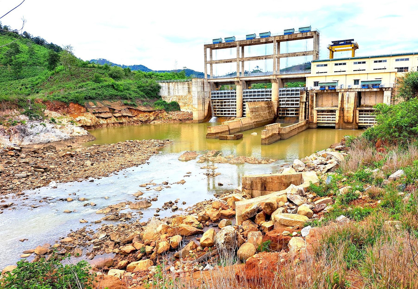 Sông Đăk Psi bị hơn 10 thuỷ điện "xẻ thịt".