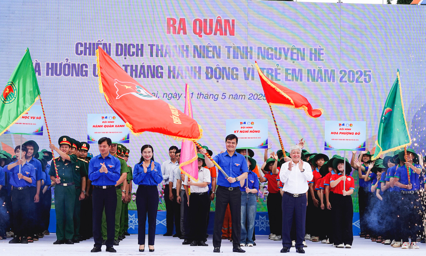 Chủ tịch Ủy ban T.Ư Mặt trận Tổ quốc Việt Nam Đỗ Văn Chiến trao cờ lệnh cho anh Bùi Quang Huy – Ủy viên dự khuyết T.Ư Đảng, Bí thư thứ nhất T.Ư Đoàn.