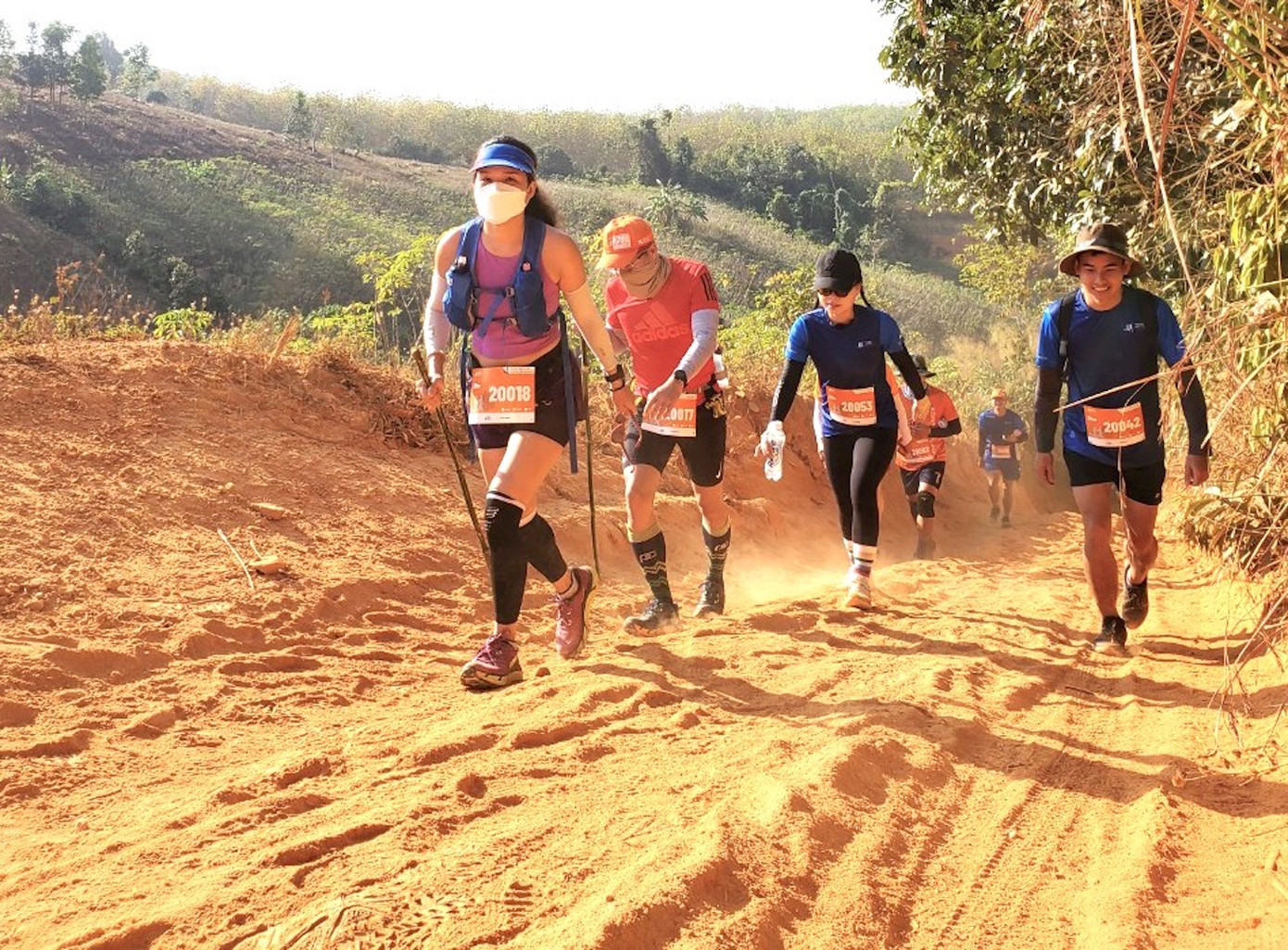 Không chỉ vượt núi, các VĐV phải đi qua những đoạn đường đất bụi mù