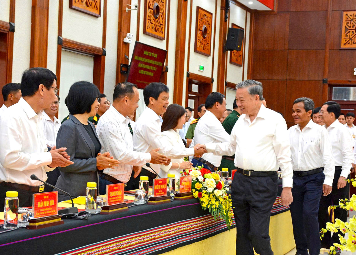 Tổng Bí thư Tô Lâm bắt tay với các đại biểu Tổng Bí thư Tô Lâm bắt tay với các đại biểu