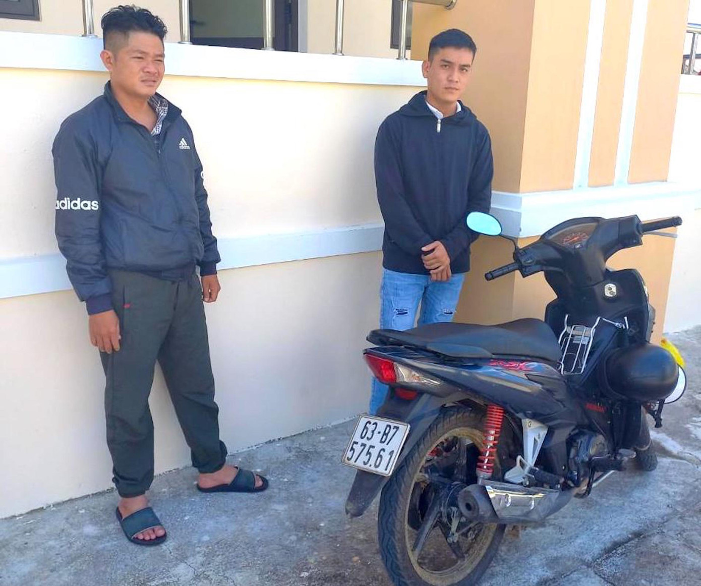 Nguyễn Hữu Tính và Nguyễn Văn Lộc thời điểm bị Công an TP.Kon Tum bắt giữ Nguyễn Hữu Tính và Nguyễn Văn Lộc thời điểm bị Công an TP.Kon Tum bắt giữ