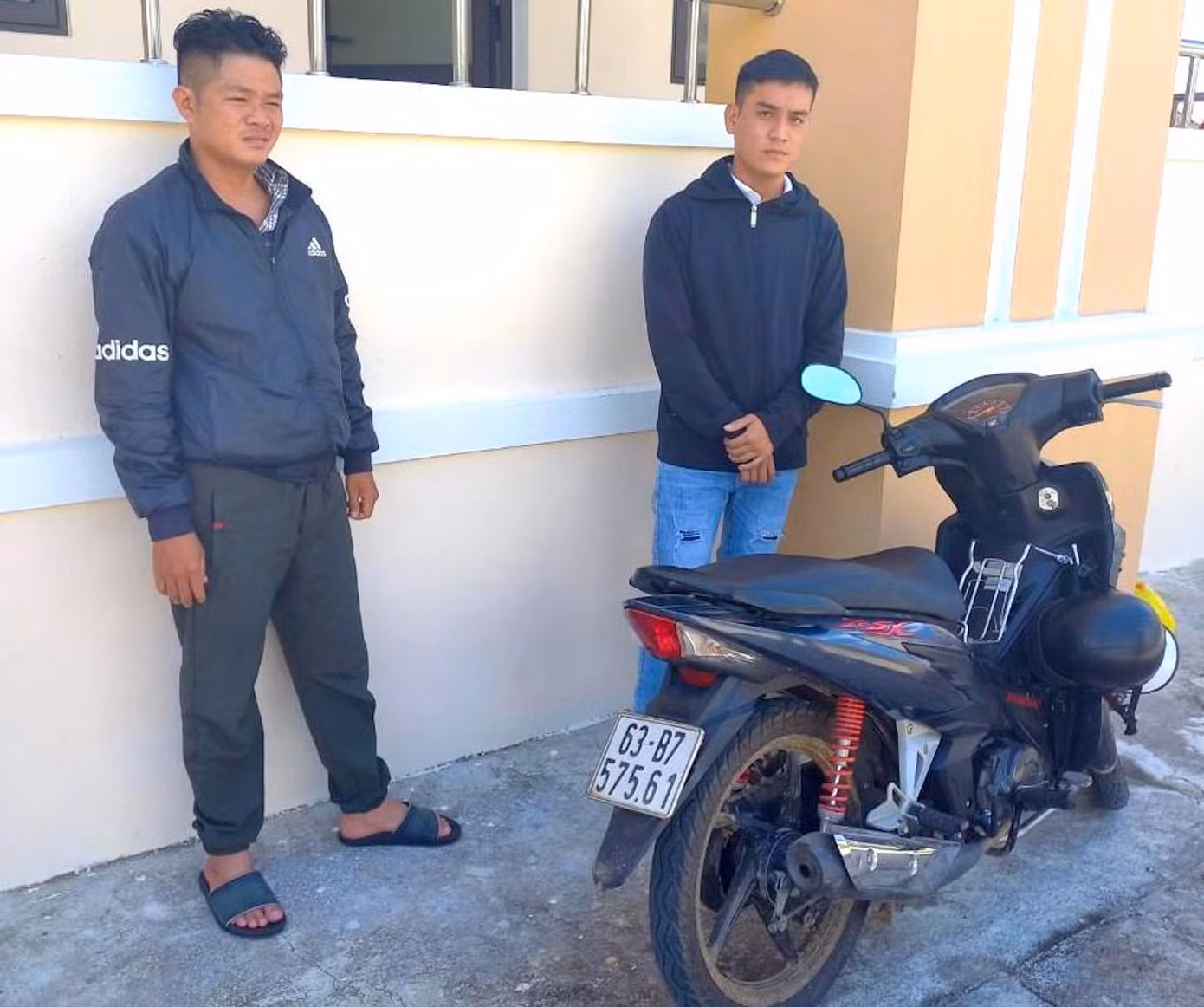 Nguyễn Hữu Tính và Nguyễn Văn Lộc thời điểm bị Công an TP.Kon Tum bắt giữ Nguyễn Hữu Tính và Nguyễn Văn Lộc thời điểm bị Công an TP.Kon Tum bắt giữ