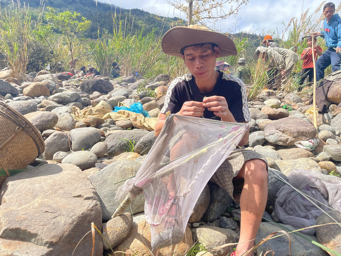 Vợt được người dân tự khâu từ các tấm vải màn.