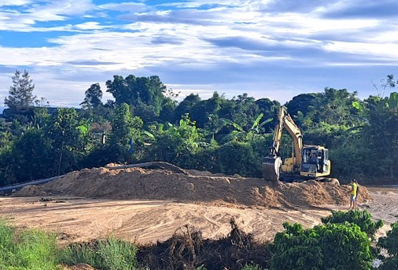 Các đối tượng ngang nhiên bơm cát vào ban ngày