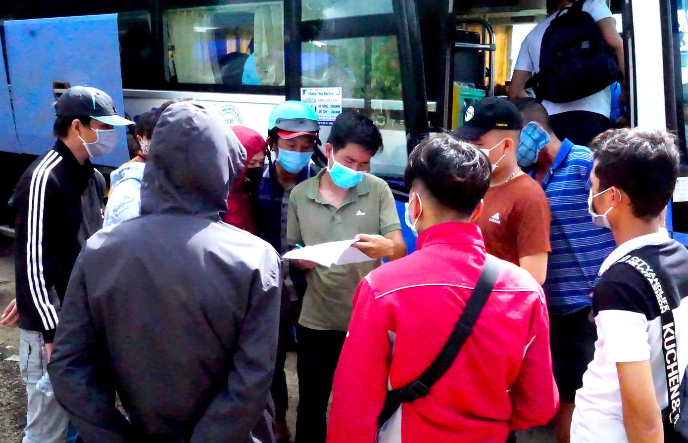 Với những người về Gia Lai sẽ được phân loại tại chốt 110, sau đó chờ gọi tên để lên xe ô tô di chuyển về khu cách ly y tế tập trung