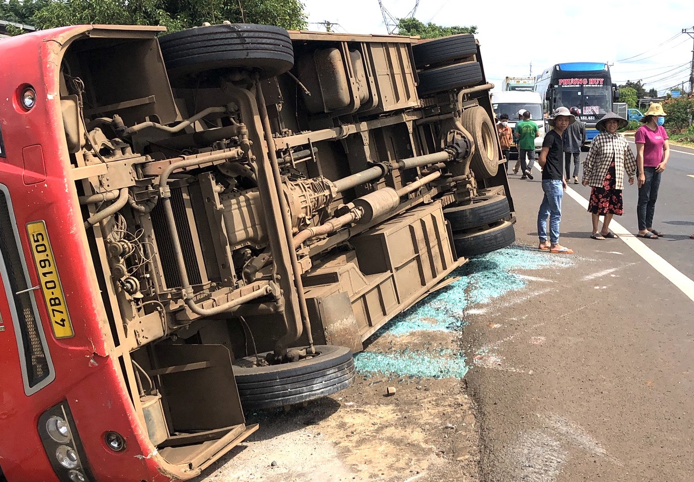 Xe khách bị lật, kính vương vãi khắp nơi Xe khách bị lật, kính vương vãi khắp nơi