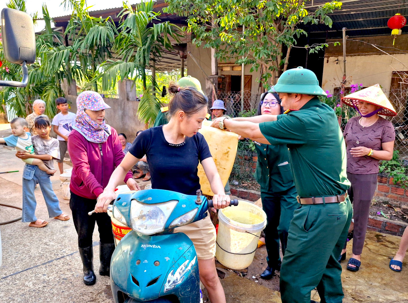 Khi chưa được Công ty TNHH MTV 72 cấp nước, người dân phải mua nước bên ngoài, mỗi m3 nước giá 150 ngàn đồng