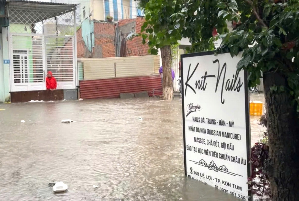 Nước ngập, tràn vào hàng quán, nhà người dân. Nước ngập, tràn vào hàng quán, nhà người dân.