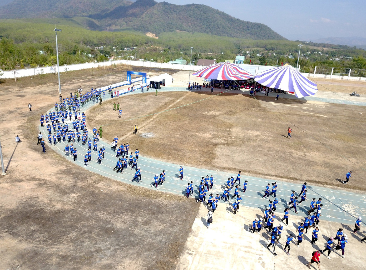 Các vận động viên ở cự ly 5km và 10km xuất phát lúc 10h ngày 12/2 tại sân vận động ở thị trấn Sa Thầy, huyện Sa Thầy