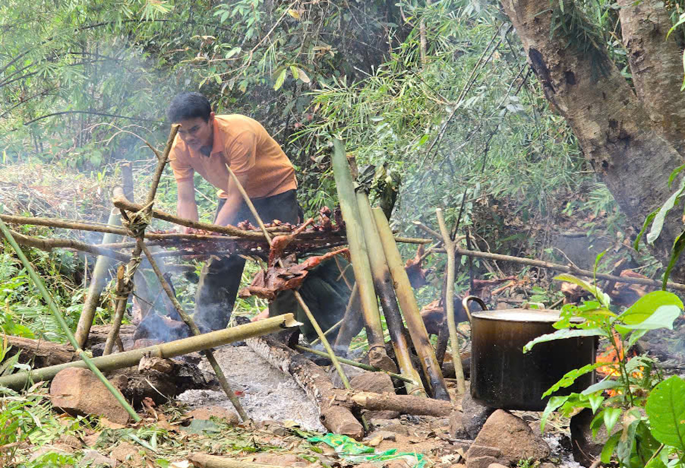 Đây là văn hoá được bà con duy trì bao đời nay nên khi già làng Siu Dơih (78 tuổi, làng Ograng) chọn ngày, báo cả làng ai cũng hào hứng tham gia. Họ làm lễ cúng để mong “Thần rừng” che chở cho buôn làng.