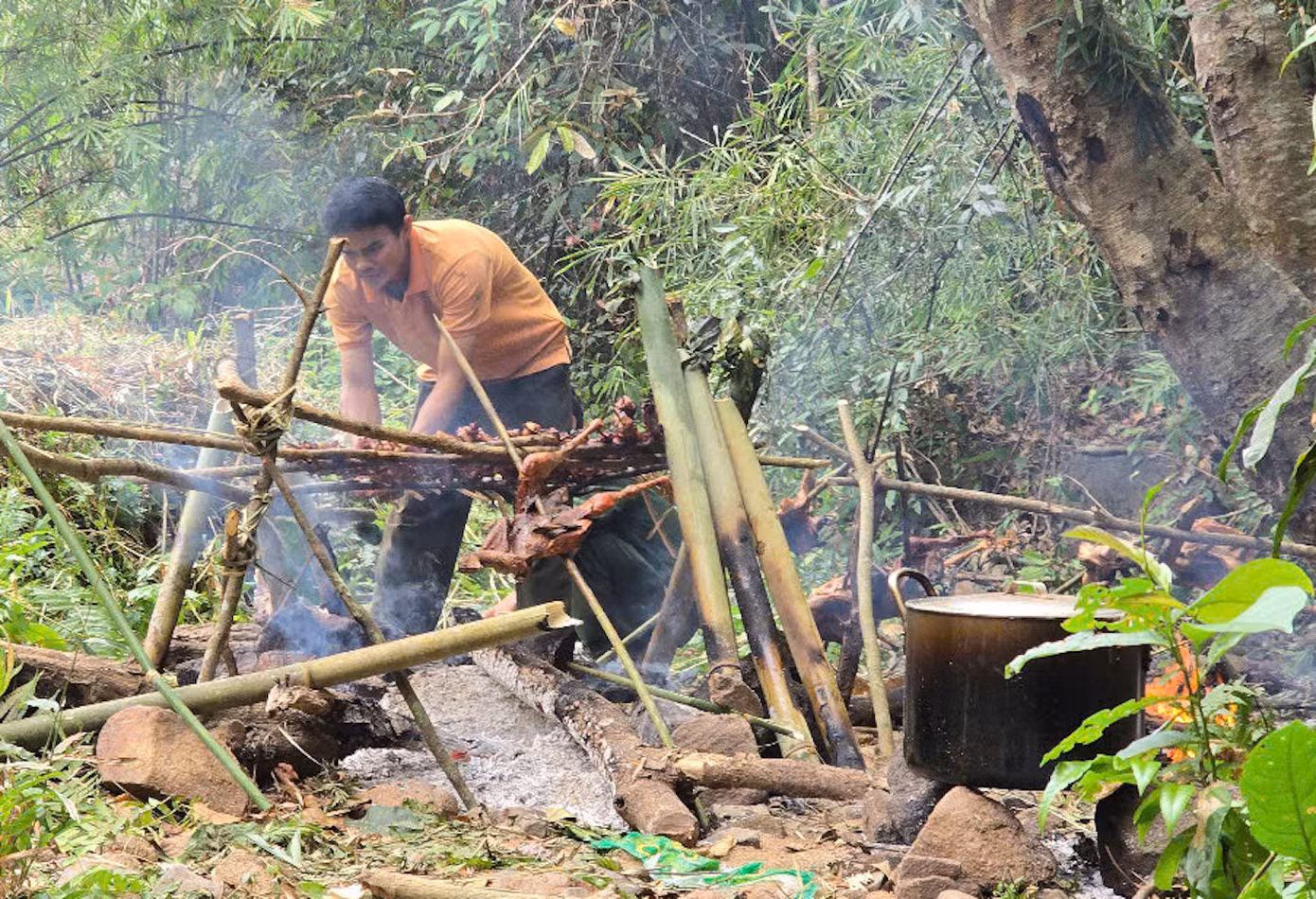 Đây là văn hoá được bà con duy trì bao đời nay nên khi già làng Siu Dơih (78 tuổi, làng Ograng) chọn ngày, báo cả làng ai cũng hào hứng tham gia. Họ làm lễ cúng để mong “Thần rừng” che chở cho buôn làng.