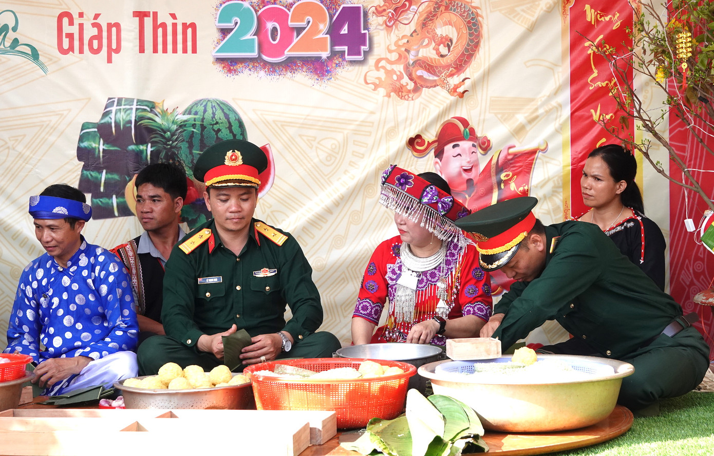 Tham gia cuộc thi là các đơn vị trực thuộc Binh đoàn 15 gồm các công ty 72, 74, 75, 715. Trong ảnh, cán bộ Công ty 715 cùng người dân gói bánh chưng. Tham gia cuộc thi là các đơn vị trực thuộc Binh đoàn 15 gồm các công ty 72, 74, 75, 715. Trong ảnh, cán bộ Công ty 715 cùng người dân gói bánh chưng.