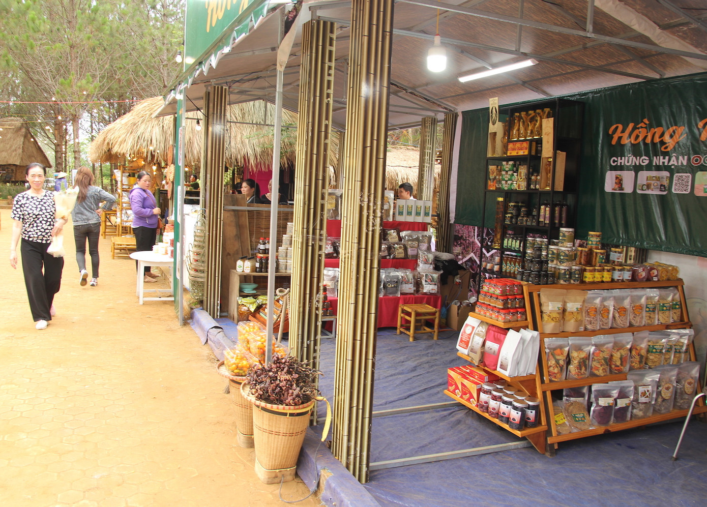 Các quầy hàng đa dạng sản phẩm để du khách lựa chọn, mua về làm quà tặng người thân.