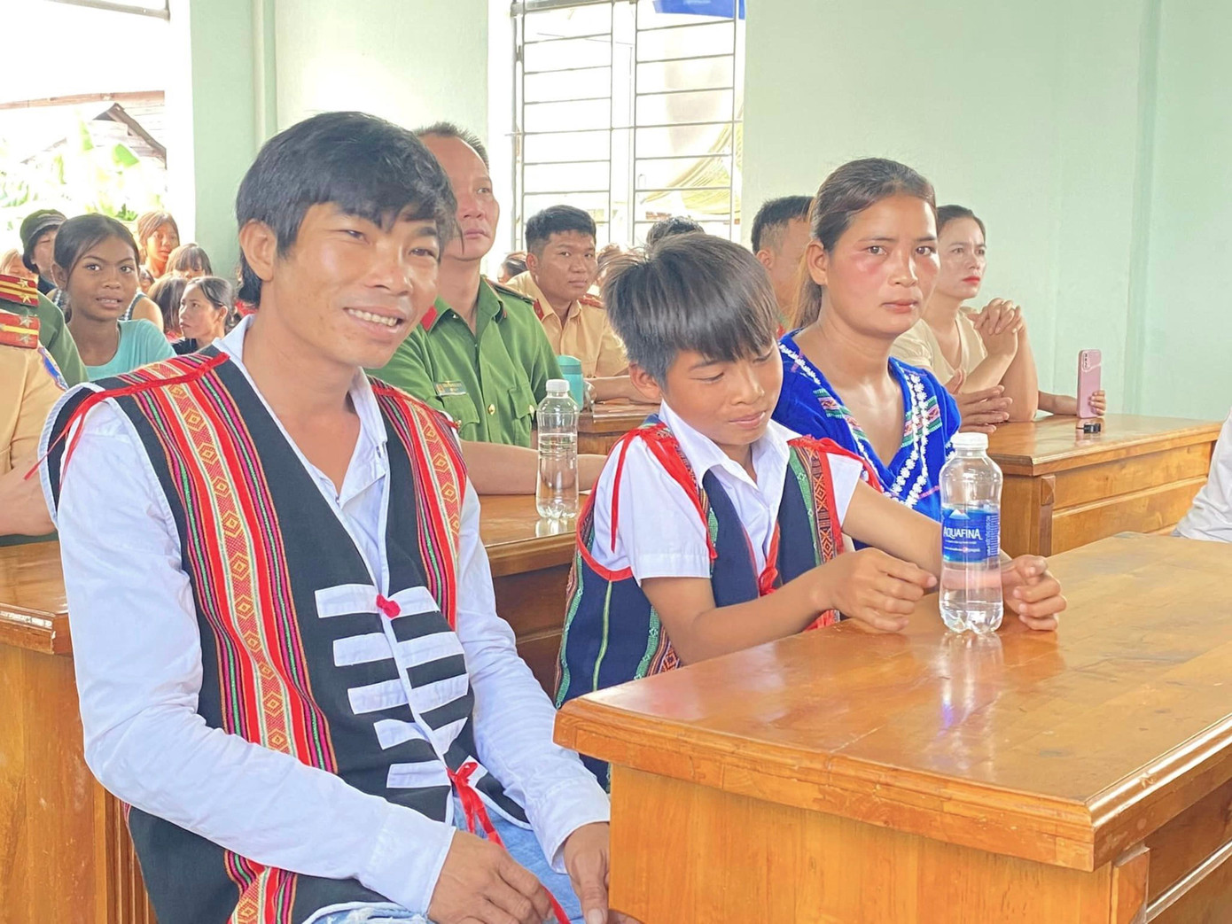 Em Kpă Nguyên (giữa) cùng cha mẹ vui mừng vì em được Công an huyện Ia Pa nhận làm con nuôi Em Kpă Nguyên (giữa) cùng cha mẹ vui mừng vì em được Công an huyện Ia Pa nhận làm con nuôi