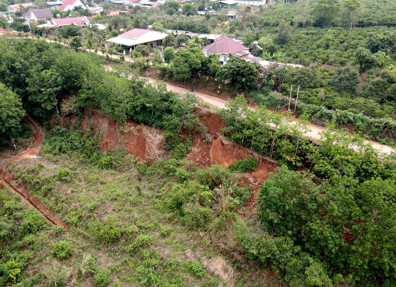 Những căn nhà sát với vị trí sạt lở đã bị nứt.