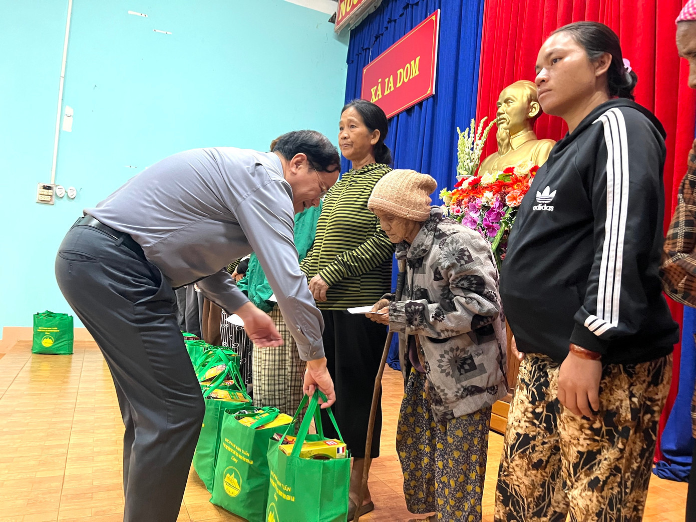 Chủ tịch UBND tỉnh Gia Lai trao 103 phần quà tặng hộ nghèo Ia Dom, 1 phần quà cho tập thể xã Ia Dom. Chủ tịch UBND tỉnh Gia Lai trao 103 phần quà tặng hộ nghèo Ia Dom, 1 phần quà cho tập thể xã Ia Dom.