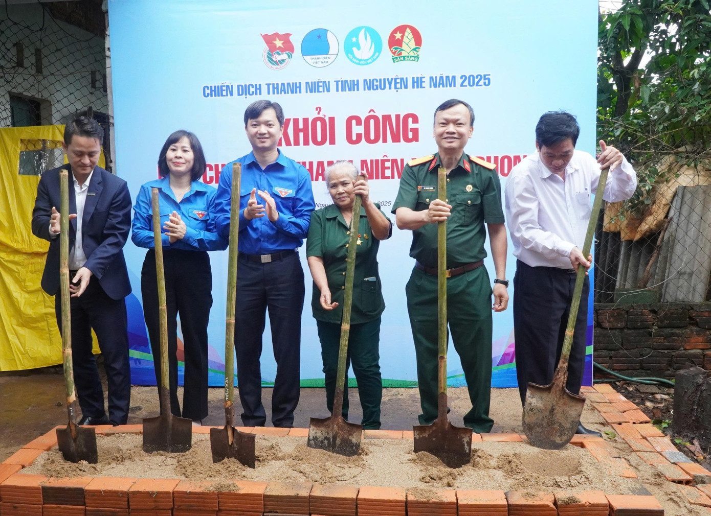 Anh Nguyễn Minh Triết khởi công nhà cho Cựu Thanh niên xung phong.