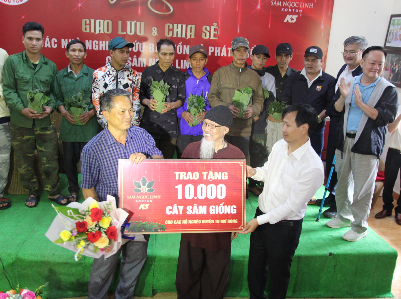 Đại diện Công ty Sâm Ngọc Linh Kon Tum tặng sâm giống cho người dân Xơ Đăng, huyện Tu Mơ Rông Đại diện Công ty Sâm Ngọc Linh Kon Tum tặng sâm giống cho người dân Xơ Đăng, huyện Tu Mơ Rông