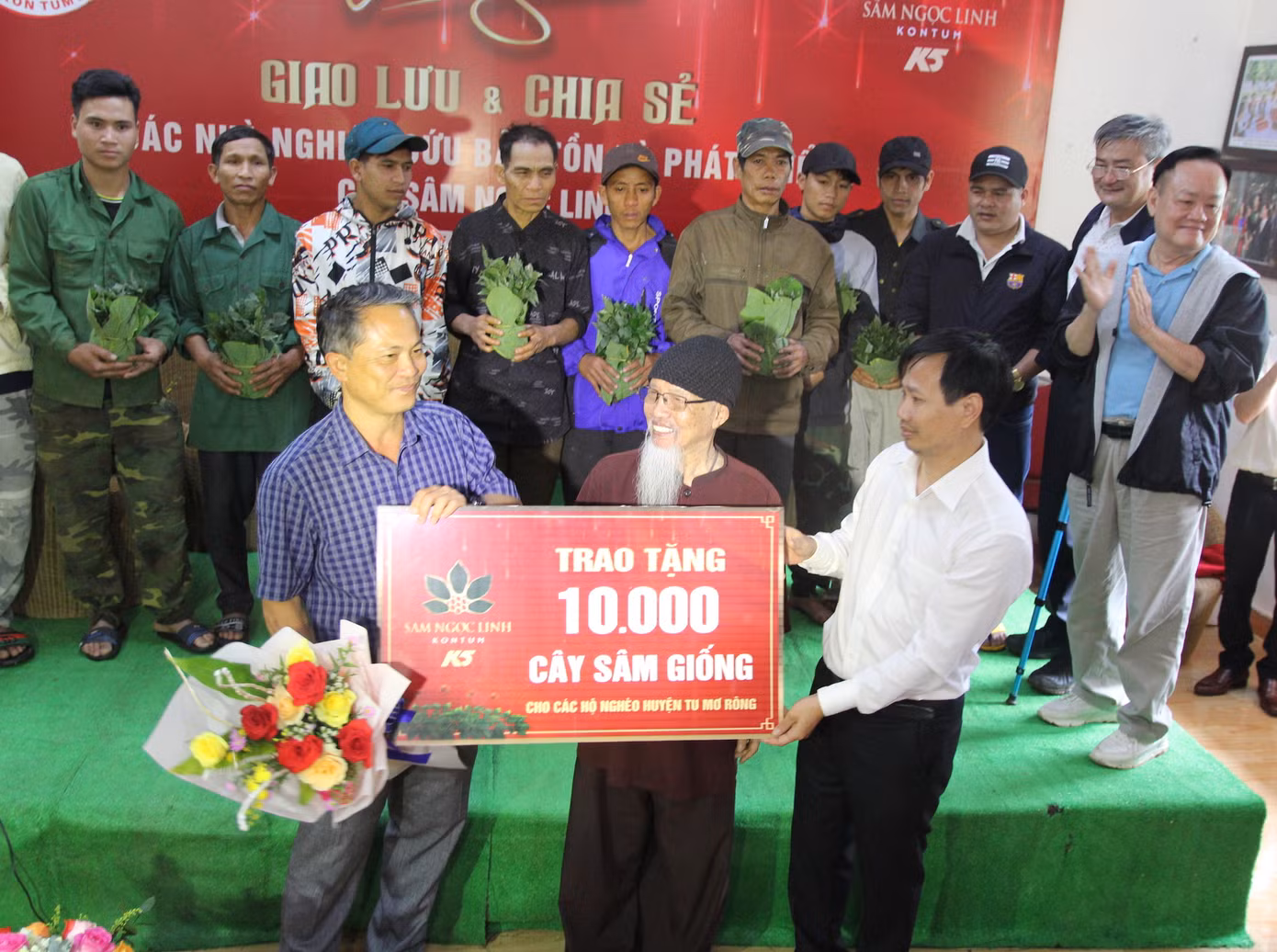 Đại diện Công ty Sâm Ngọc Linh Kon Tum tặng sâm giống cho người dân Xơ Đăng, huyện Tu Mơ Rông Đại diện Công ty Sâm Ngọc Linh Kon Tum tặng sâm giống cho người dân Xơ Đăng, huyện Tu Mơ Rông