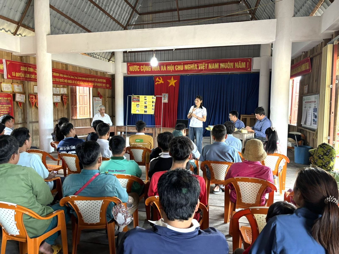 Đoàn chuyên gia của Viện Vật lý Địa cầu hướng dẫn người dân cách ứng phó khi xảy ra động đất. Ảnh: Thiều Vân