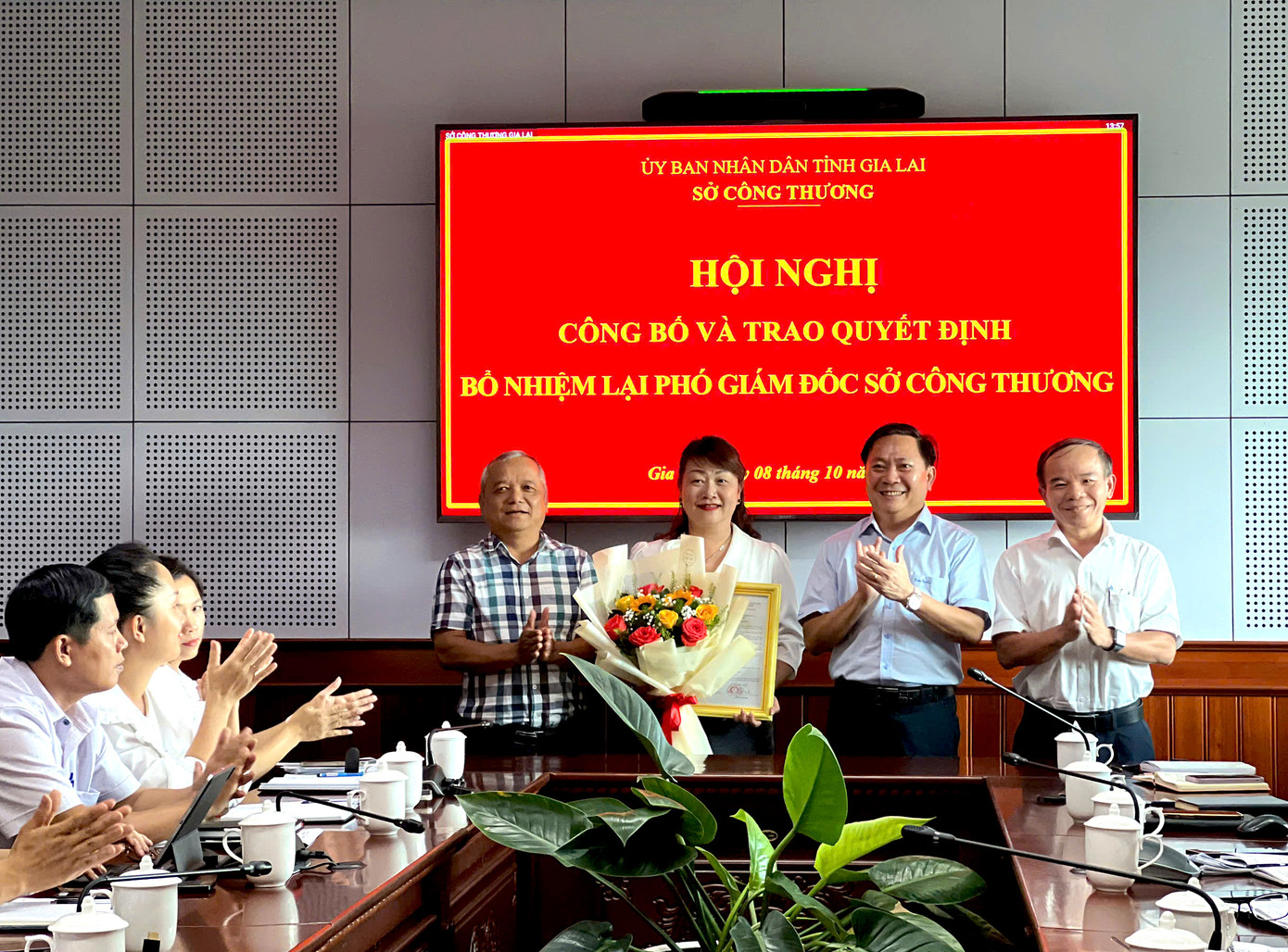 Ông Phạm Văn Binh tặng hoa, trao quyết định bổ nhiệm lại Phó Giám đốc Sở Công thương cho bà Đào Thị Thu Nguyệt Ông Phạm Văn Binh tặng hoa, trao quyết định bổ nhiệm lại Phó Giám đốc Sở Công thương cho bà Đào Thị Thu Nguyệt